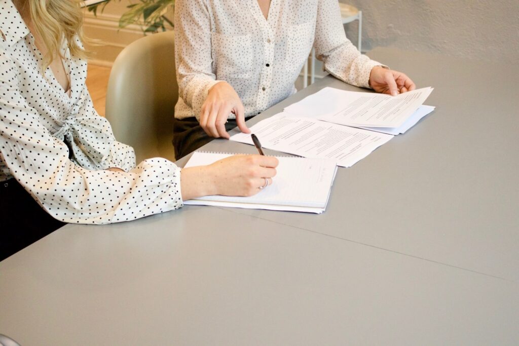 Profissionais oferecendo assessoria familiar, documental e intermediação de negócios para famílias e empreendedores com segurança e agilidade